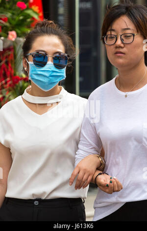 Chinesische Fußgänger und Gesichtsmaske, Yinchuan, Ningxia, China Stockfoto