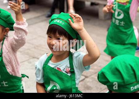 Chinesische Kinder im Fastfood-Restaurant, Yinchuan, Ningxia, China tanzen lernen Stockfoto