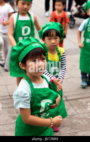 Chinesische Kinder im Fastfood-Restaurant, Yinchuan, Ningxia, China tanzen lernen Stockfoto