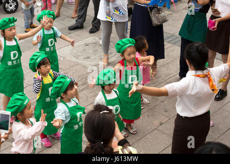 Chinesische Kinder im Fastfood-Restaurant, Yinchuan, Ningxia, China tanzen lernen Stockfoto