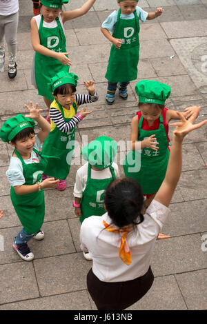 Chinesische Kinder im Fastfood-Restaurant, Yinchuan, Ningxia, China tanzen lernen Stockfoto