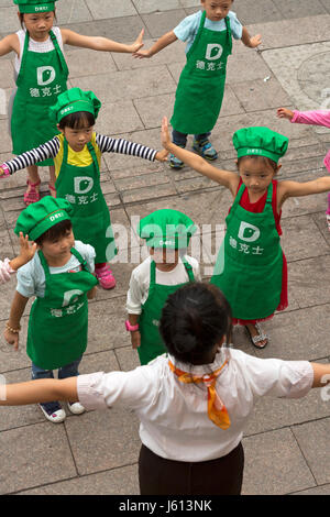 Chinesische Kinder im Fastfood-Restaurant, Yinchuan, Ningxia, China tanzen lernen Stockfoto