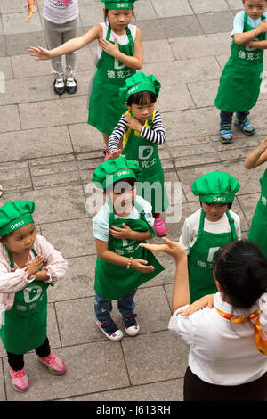 Chinesische Kinder im Fastfood-Restaurant, Yinchuan, Ningxia, China tanzen lernen Stockfoto