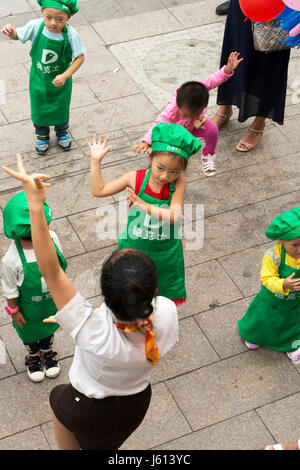 Chinesische Kinder im Fastfood-Restaurant, Yinchuan, Ningxia, China tanzen lernen Stockfoto