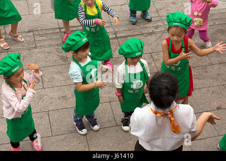 Chinesische Kinder im Fastfood-Restaurant, Yinchuan, Ningxia, China tanzen lernen Stockfoto