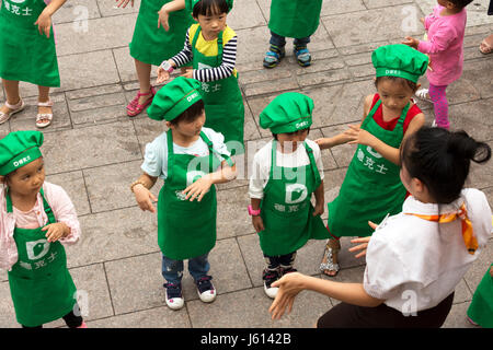 Chinesische Kinder im Fastfood-Restaurant, Yinchuan, Ningxia, China tanzen lernen Stockfoto