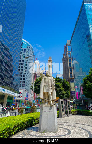 Macao, CHINA - 11. Mai 2017: Statue von Jorge Alvares in Macau. Portugiesische Alvares gilt als der Gründer von Macau Stockfoto