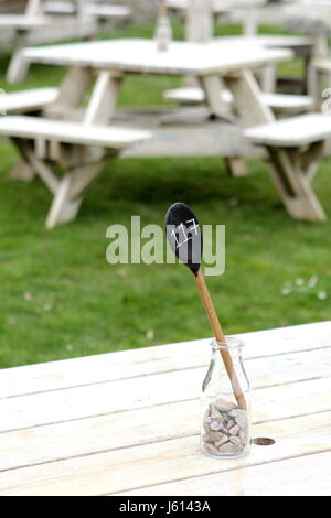 Tabelle Nr. Marker auf eine äußere hölzerne Restauranttisch Stockfoto