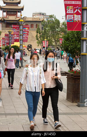 Chinesin mit Gesichtsmaske, Yinchuan, Ningxia, China Stockfoto