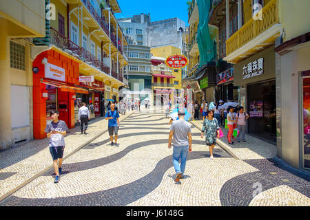 Macao, CHINA - 11. Mai 2017: ein unbekannten Menschen zu Fuß in den Straßen von Macau, befindet sich in der Nähe von Ruinen der St. Pauls, Macau Stockfoto