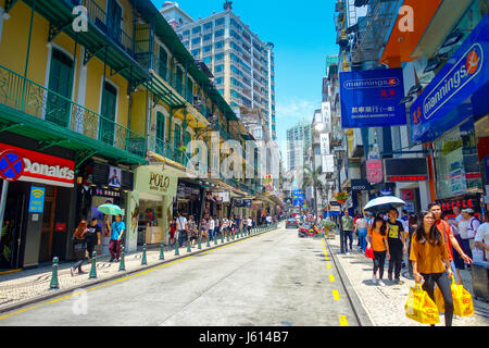 Macao, CHINA - 11. Mai 2017: ein unbekannten Menschen zu Fuß in den Straßen von Macau, befindet sich in der Nähe von Ruinen der St. Pauls, Macau Stockfoto