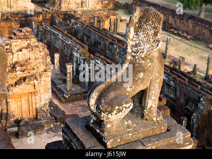 Eine steinerne Statue eines Löwen bewacht den Prei Rup Tempel Angkor Wat Stockfoto