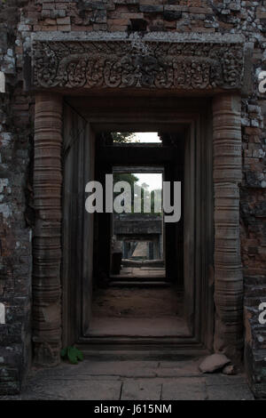 Eine geschnitzte Tür im Prei Rup Tempel, mit mythologischen Figuren geschnitzt in den Türsturz Stockfoto