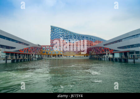 SHENZHEN, CHINA - 11. Mai 2017: sehr beeindruckenden Gebäude des Terminal Fähre, wo TurboJet zwischen Shenzhen, Hong Kong, Macau und um den Perlfluss-Delta im Süden Chinas anbietet Stockfoto
