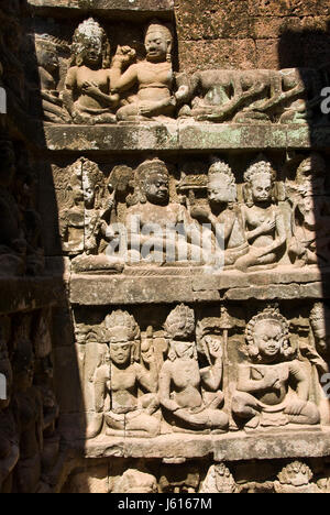 Relief-Schnitzereien auf der Terrasse der Elefanten in Angkor Thom, eine 350m lange Überprüfung Plattform für den König, seine Armee, Angkor, Kambodscha zu überprüfen. Stockfoto