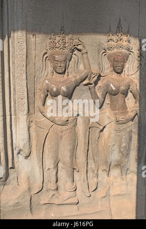 Bass Relief eines Paares von Apsaras, himmlische Nymphen in Angkor Wat Stockfoto