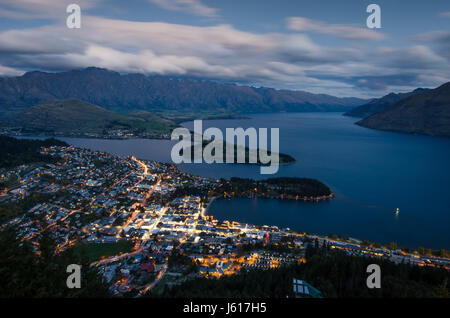 Nachtaufnahme von Queenstown aus Skyline Gondola, Süden der Nordinsel Neuseelands. Stockfoto