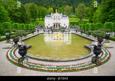 Bayern, Deutschland - 5. Juni 2016: Brunnen im Park von Linderhof Palace Stockfoto