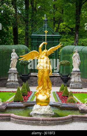 Ettal, Deutschland - 5. Juni 2016: Brunnen im Garten des Schlosses Linderhof Seite Engel. Bayern, Deutschland. Stockfoto