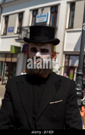 Brest, Weißrussland - 18. Juli 2015: Mime auf der Straße in einen schwarzen Hut macht Grimassy. Stockfoto
