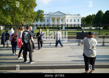 Touristen vor der nördlichen Fassade von Pennsylvania Avenue das Weiße Haus, Washington DC USA Stockfoto