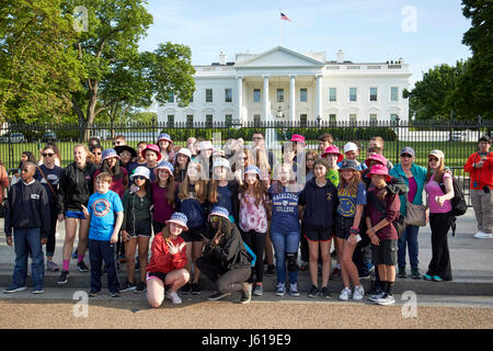 Reisegruppe Schule außerhalb der Nordfassade von Pennsylvania Avenue das Weiße Haus in Washington DC USA Stockfoto