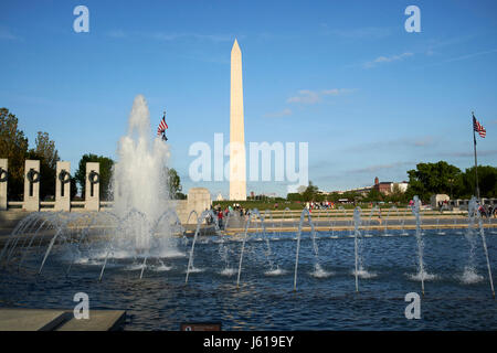 Memorial Pool und Brunnen der 2. Weltkrieg-Nationaldenkmal vor dem Washington Monument in Washington DC USA Stockfoto