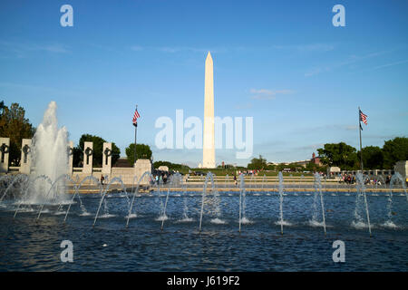 Memorial Pool und Brunnen der 2. Weltkrieg-Nationaldenkmal vor dem Washington Monument in Washington DC USA Stockfoto