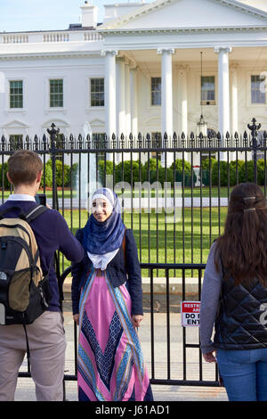 Frau Tourist Kopftuch hat Foto außerhalb der Nordfassade von Pennsylvania Avenue das Weiße Haus in Washington DC USA Stockfoto