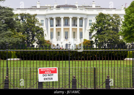 Sicherheitszaun und Sperrgebiet Zeichen an der Südfassade des weißen Hauses in Washington DC USA Stockfoto