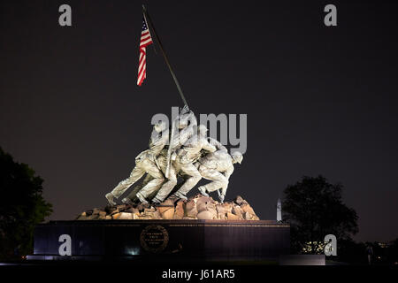 Vereinigte Staaten Marinekorps Krieg Iwo Jima-Denkmal in der Nacht Washington DC USA Stockfoto