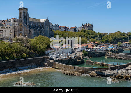 Panoramablick von Biarritz, Fischerboote im Hafen Vieux und Eglise Sainte Eugenie, Pyrenees Atlantiques, Aquitaine, Frankreich. Stockfoto