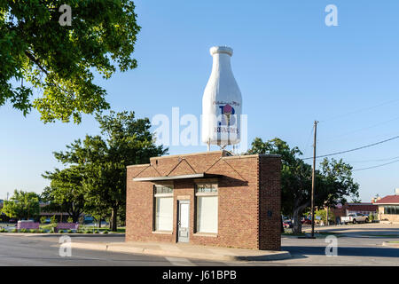 Die Milchflasche Gebäude, früher bekannt als die Milchflasche Supermärkte, befindet sich auf der Route 66 2425 Norden Classen Blvd. in Oklahoma City, OK, USA. Stockfoto