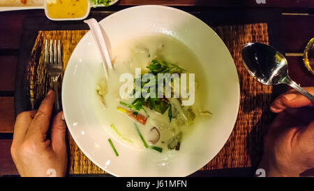 Thailändische Hühnersuppe mit Kokosmilch. Studio Photo Stockfoto