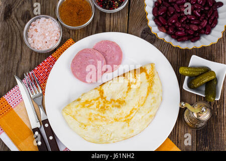 Leckeres Omelette und Huhn Schinken zum Frühstück. Studio Photo Stockfoto