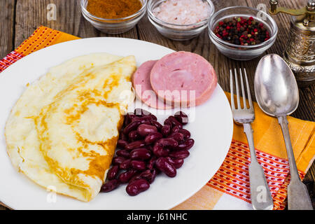Leckeres Omelette und Huhn Schinken zum Frühstück. Studio Photo Stockfoto