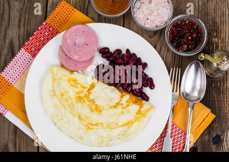 Leckeres Omelette und Huhn Schinken zum Frühstück. Studio Photo Stockfoto