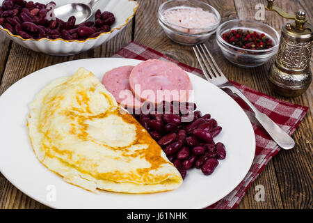 Leckeres Omelette und Huhn Schinken zum Frühstück. Studio Photo Stockfoto