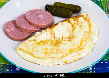 Leckeres Omelette und Huhn Schinken zum Frühstück. Studio Photo Stockfoto