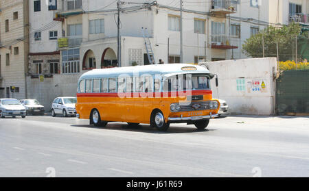 Legendären Malta öffentliche Busse, touristische Attraktion der Insel. Stockfoto