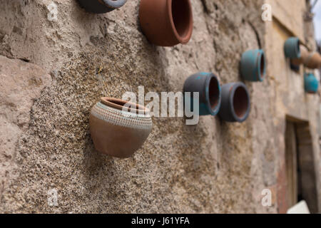 Tontöpfe an Stein Wand befestigt Stockfoto