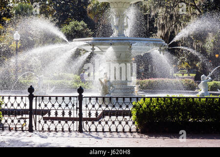 Georgia Savannah, Savannah Historic District, Forsyth Park Fountain, 1858, gusseiserner Brunnen, Wasserauslauf, ornamentaler schmiedeeiserner Zaun, GA091118013 Stockfoto