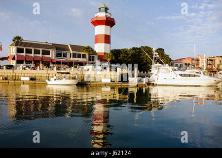 South Carolina, Beaufort County, Hilton Head Island, Sea Water Pines Plantation, South Beach, Hafenstadt, Resort, Leuchtturm, rot, weiß, gestreift, Yachthafen, Wasser Stockfoto