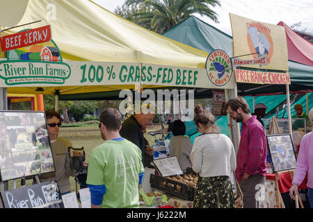 Charleston South Carolina, Marion Square, Bauernmarkt, Gemeindeaktivitäten, frische Produkte, lokale Produkte, Handwerker, Kunsthandwerk, Food Court plaza, Verkäufer Stockfoto