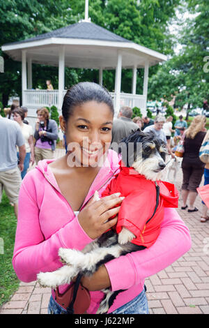 Indiana Chesterton, Thomas Centennial Park, Bark in the Park, Hunde, Schwarze Schwarze Afrikaner ethnische Minderheit, Erwachsene Erwachsene Frau Frauen weibliche Dame Stockfoto