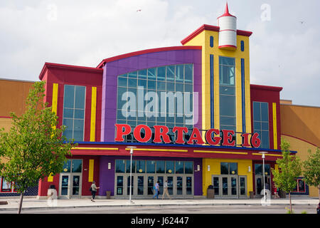 Portage Indiana, 16 IMAX, Kino-Komplex, modernes Gebäude, rot, lila, gelb, Unterhaltung, Eingang, Vorderseite, Außenseite, Vorderseite, Eingang, Design, gl Stockfoto