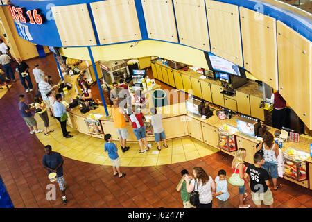 Portage Indiana, 16 IMAX, Kino-Komplex, Lobby, Linie, Blick von oben, Imbisse, Familien, Unterhaltung, Besucher reisen Reisetour touristischer Touristen Stockfoto