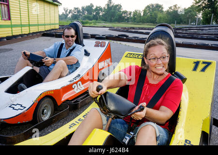 Valparaiso Indiana, Zao Island Entertainment Center, Zentrum, Go Kart, NASCAr-Nachbildung im halben Maßstab, Rennstrecke, Fahrt, Mann Männer männlich, Frau weibliche Frauen, Coupl Stockfoto