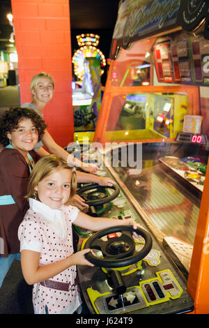 Valparaiso Indiana, Inman's Fun & Party Center, Zentrum, Arcade-Spiel, Rennauto-Simulator, Lenkrad, Mädchen, Teenager, Teenager, spielen, Unterhaltung, Spaß, IN080720061 Stockfoto