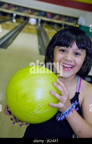 Valparaiso Indiana, Inman's Fun and Party Center, Center, Bowling, Lane, hispanische lateinamerikanische Latino ethnische Einwanderer Minderheit, Mädchen Mädchen, Youngster yo Stockfoto